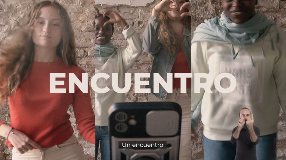 Dos chicas jóvenes ensayando una coreografía para subirla a redes sociales son Derechos Culturales